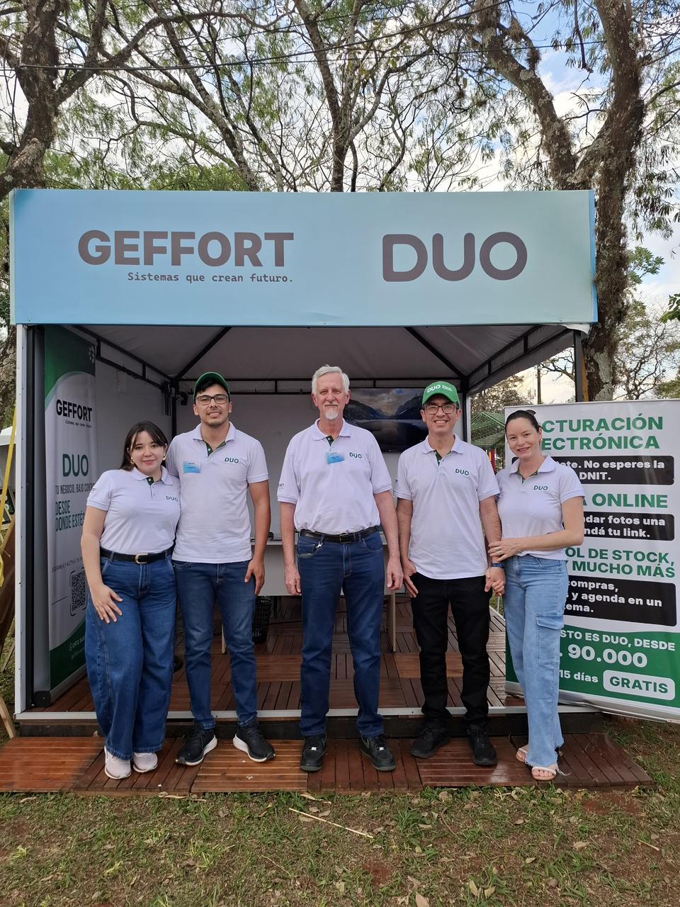 Equipo completo de Geffort en el stand de la Expo Yguazú 2026