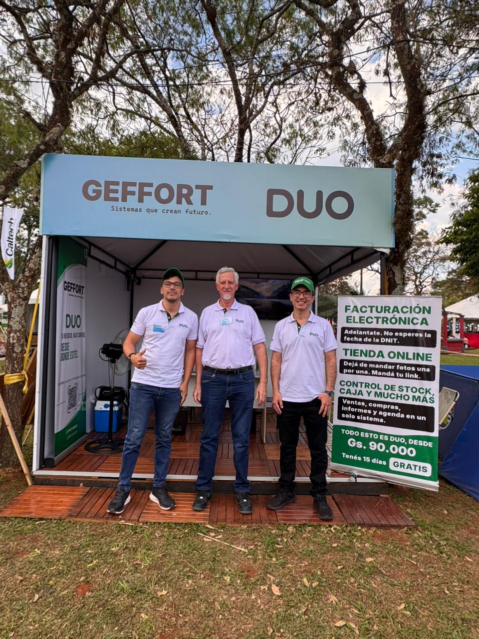 Fundadores de Geffort en el stand de la Expo Yguazú 2026